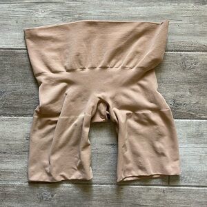 Skims Shapewear seamless butt lifting short